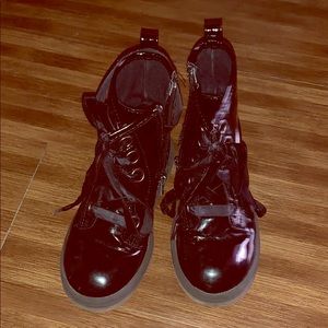 🌸Toddler girl black shiny patent boots. Size 11